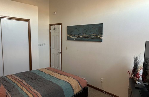 Greeley House | A nice private room in a peaceful home.