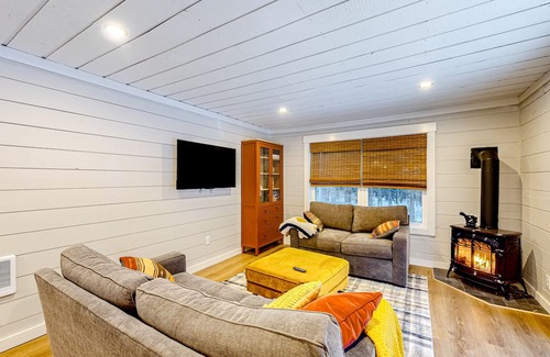 Rangeley Cabin | Dog-friendly cabin near Rangeley Lake with kayak, firepit & new furnishings