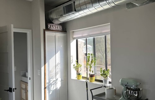 Pinnacle Peak Cottage | Quaint modern guest house, near all attractions.