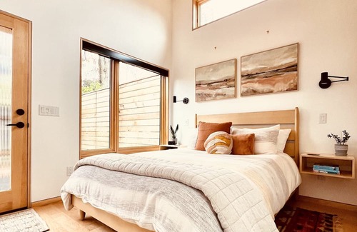 Friendly Apartment | Cozy, private couples retreat. Minutes from Hayward Field, UofO, and Downtown.