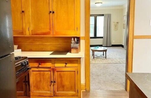 Victory Apartment | Comfy, Convenient Renovated 1bd with Vintage Charm for Month+ Stays