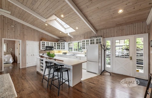 Muskoka Lakes Cottage | 5 bed 4 bath cottage on Lake Muskoka, Southwest exposure! 2 slip boathouse!
