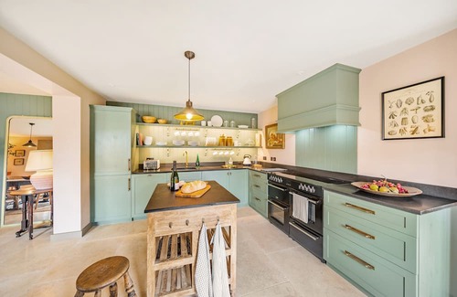 Dorchester House | Beehive - sleeps 6 guests in 3 bedrooms