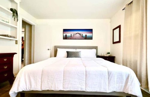 Northwest House | The Gathering! 6BR Home by Town Center w/ King Bed