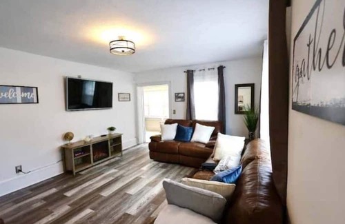Northwest House | The Gathering! 6BR Home by Town Center w/ King Bed