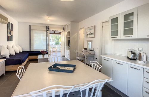 Plepi Apartment | Beachside fully equipped flat with seaview