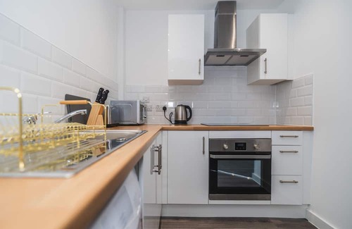 Wakefield Apartment | Thornhill House Modern City Center Apartment