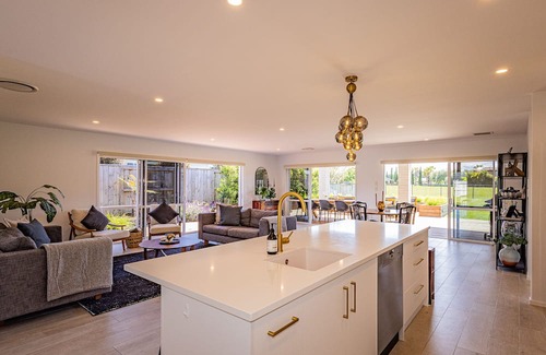 Kinloch House | Lake Haven on Montgomery - Kinloch Holiday Home