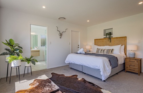 Kinloch House | Lake Haven on Montgomery - Kinloch Holiday Home