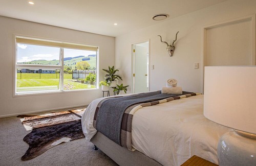 Kinloch House | Lake Haven on Montgomery - Kinloch Holiday Home
