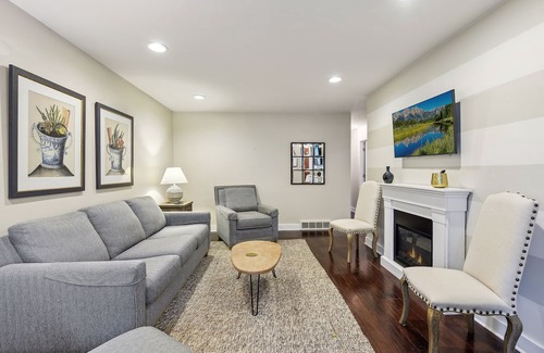 St. Louis Park House | Family/pet-friendly home just 5 minutes to downtown Minneapolis or "The Lakes".