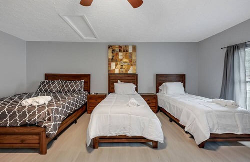 League City House | New Listing/NASA/ 4br 2ba 2000sq Sleeps10, Pet Friendly,Monthly discounts
