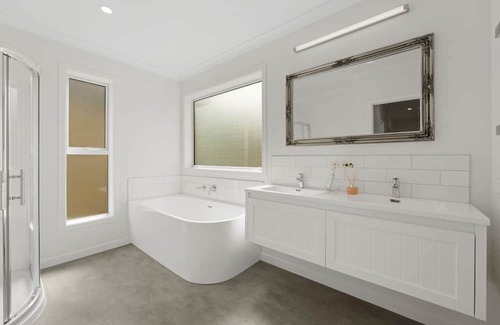 Richmond Heights House | Sparkly and New with wi-fi and 2 minutes to Botanical Gardens