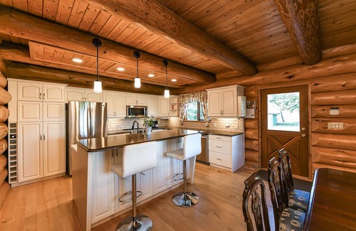 Courtenay House | Spacious Canadian dream log home with your own private oasis in Seal Bay area.