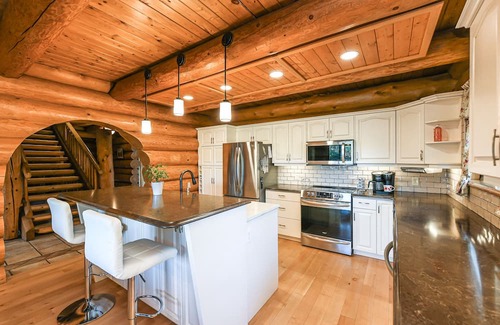 Courtenay House | Spacious Canadian dream log home with your own private oasis in Seal Bay area.