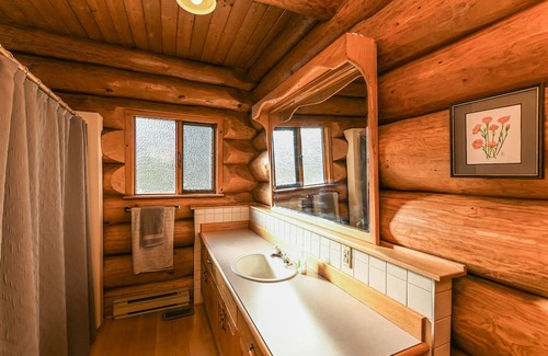 Courtenay House | Spacious Canadian dream log home with your own private oasis in Seal Bay area.