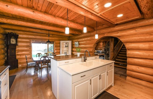 Courtenay House | Spacious Canadian dream log home with your own private oasis in Seal Bay area.