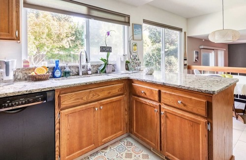 Elk Grove House | Cozy Modern Home Elk Grove RV access