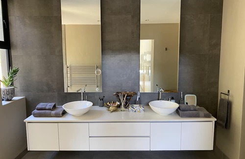 Hout Bay House | luxurious ocean-view villa in a gated estate - 5 minutes from the beach