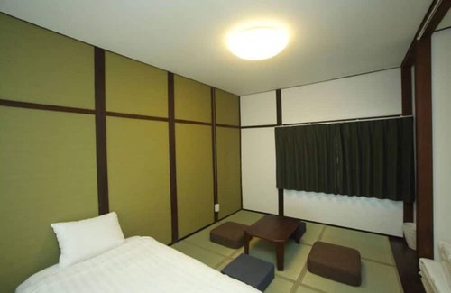 Ikuno House | 64 sqm Renovated Home 5 Minutes from Kitatatsumi Station Direct Access to Namba Kuromon Market - LIVING TERRACE HOUSE / Osaka Ōsaka