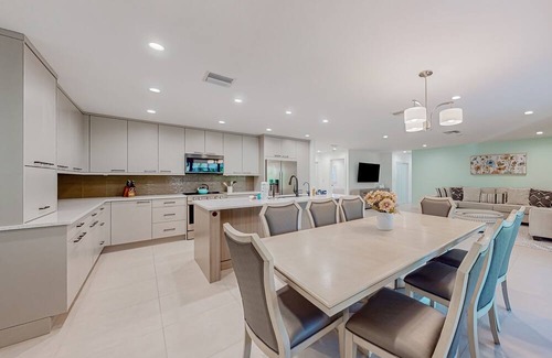 Central Naples House | Sunlit enchanting retreat with gorgeous yard & large patio - near beaches & golf
