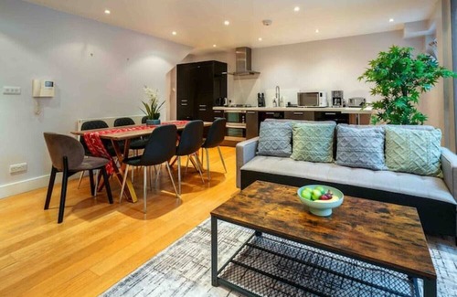 Euston Apartment | Cosy 1BR Apartment with Hot Tube in Central London
