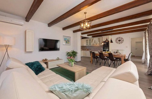 Topid House | Villa Mercedes is a nice newly built holiday home with swimming pool near Labin.