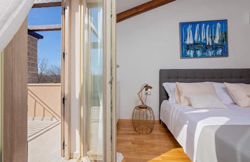 Topid House | Villa Mercedes is a nice newly built holiday home with swimming pool near Labin.
