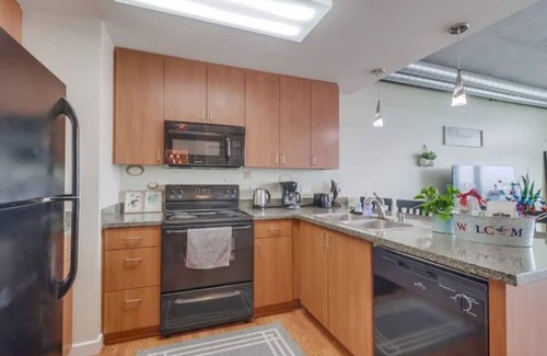Civic Core Apartment | Stunning High-Rise Condo w Free Gym, Pool, Laundry