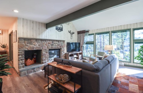 Tannersville Cabin | Creekside Tannersville Cabin: 2 Acres & Hot Tub!