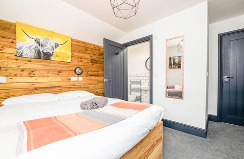 Grimsby House | 6BR Ensuite House in the heart of Eleanor Street
