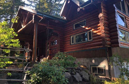 Eugene House | Spectacular log lodge on 5 acres of parkland 10 minutes from Eugene town