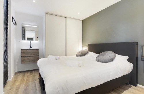 Elst House | These Eco-Lodges are equipped for 12 people and have one hot tub. From your own terrace, you can therefore completely relax and enjoy your own wellness moment!