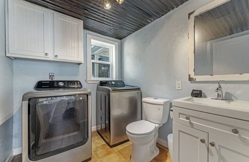 Quinlan House | Your Lakefront Retreat Awaits