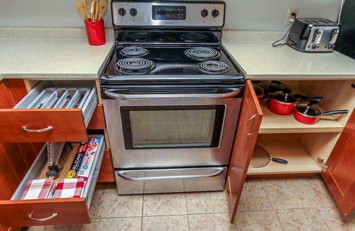 Ottawa Division Apartment | Perfect location 2 bed with Parking and wifi