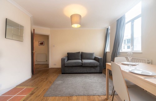 Cathedrals Apartment | Pass the Keys | Central Flat Near Borough Market
