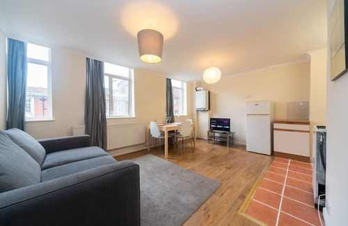 Cathedrals Apartment | Pass the Keys | Central Flat Near Borough Market