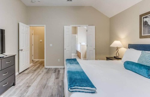 Edmond House | Self Check-in | Fiber Wifi | King bed
