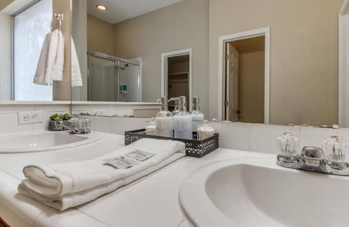 Edmond House | Self Check-in | Fiber Wifi | King bed