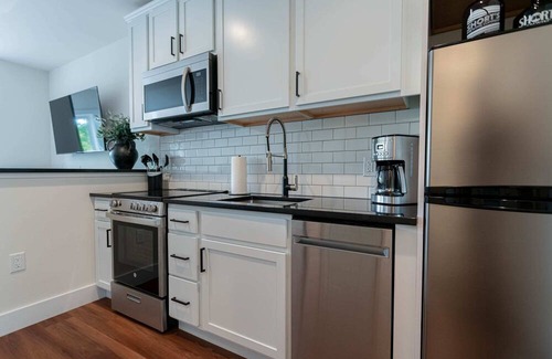 Bellaire Apartment | Walk to Short's Bellaire Studio