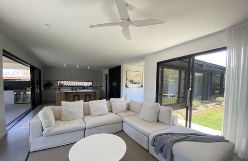 Tweed Heads West House | 'The Lone Palm' - Home in Tweed Heads West