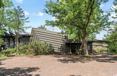 Almelund House | River and Rock Views! St Croix Falls Funky Mid-Century Charm. Pet Friendly.