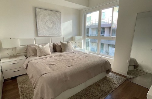 Glendale Apartment | Cozy Family Retreat by Magic Mountain - Timeless Charm Awaits