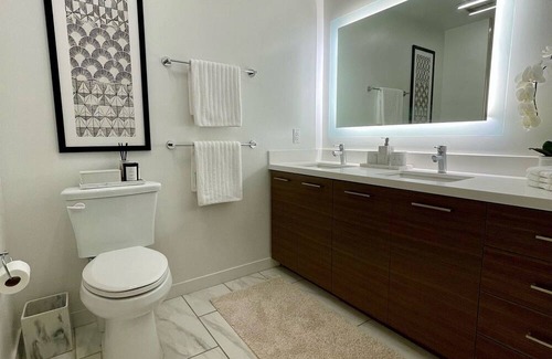 Glendale Apartment | Cozy Family Retreat by Magic Mountain - Timeless Charm Awaits