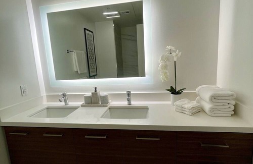 Glendale Apartment | Cozy Family Retreat by Magic Mountain - Timeless Charm Awaits