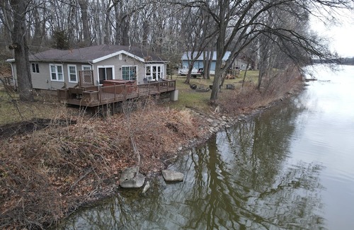 Colton Cottage | Waterfront 3 Bedroom Cottage - Free Kayaks, Canoes, Boats, Bikes, and Hot Tub!
