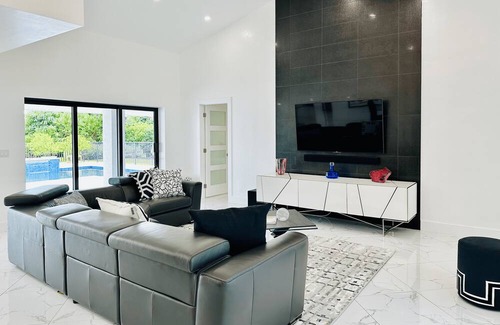 Imperial Golf Estates House | Masters Modern Art House—Heated Pool & Game Room