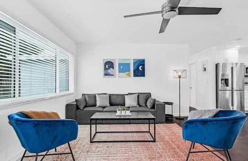 Sunset Apartment | 5 Bedroom 722398 by Houzlet