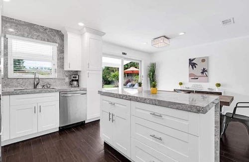 Sunset Apartment | 5 Bedroom 722398 by Houzlet