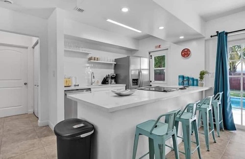 West Hollywood Apartment | 3 Bedroom 722432 by Houzlet